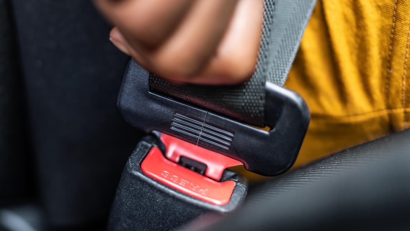 hand buckling seat belt